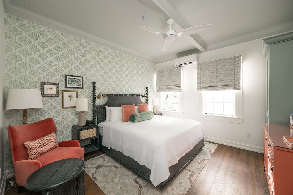 Newly Renovated - Duval Gardens One King