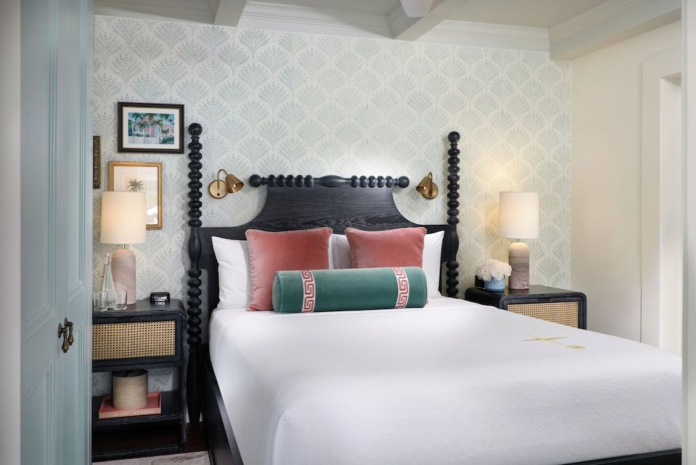 Newly Renovated - Duval Gardens Petite One Queen