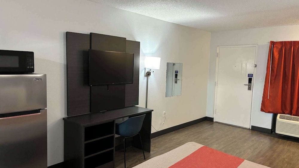 Motel 6 Macclenny, FL Standard Room, 1 Queen Bed, Accessible, Non Smoking 4
