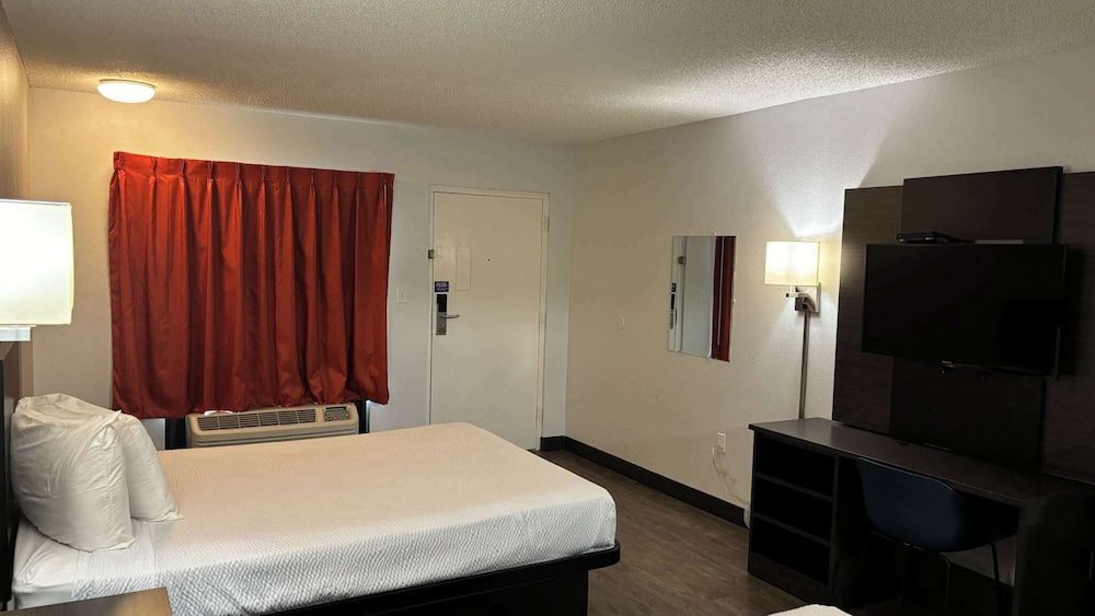 Motel 6 Macclenny, FL Standard Room, 2 Queen Beds, Smoking, Refrigerator & Microwave 2