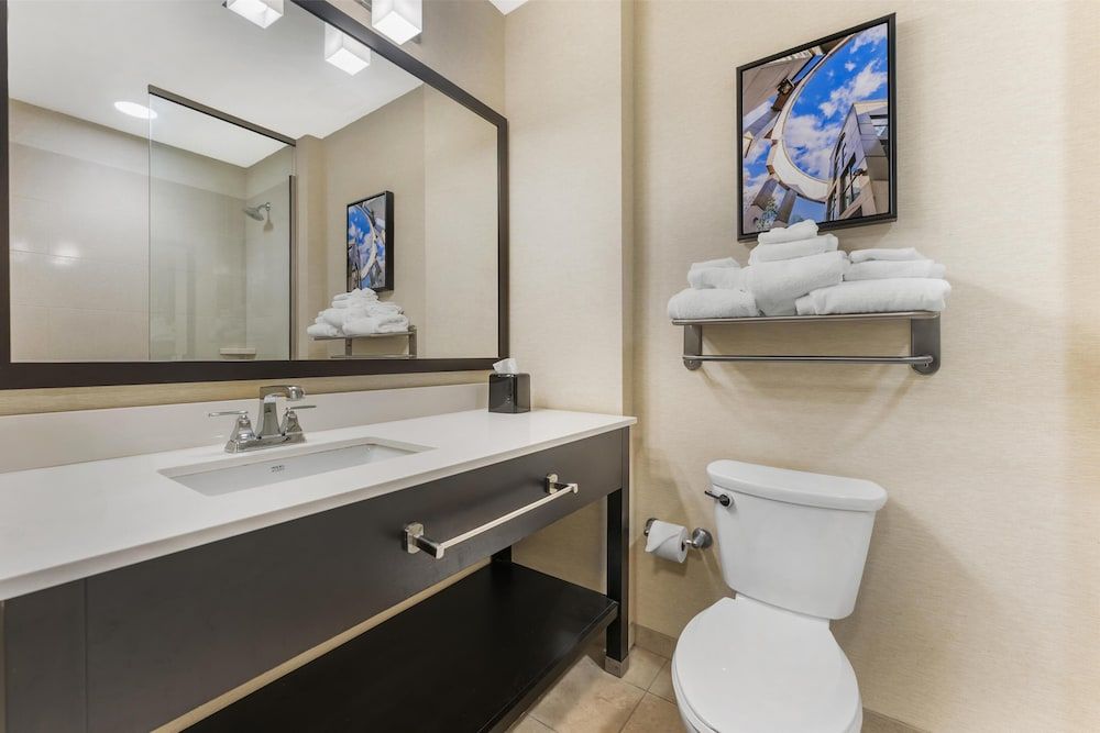 Best Western Plus Franciscan Square Inn and Suites Standard Room, 2 Queen Beds, Non Smoking, Refrigerator & Microwave 4