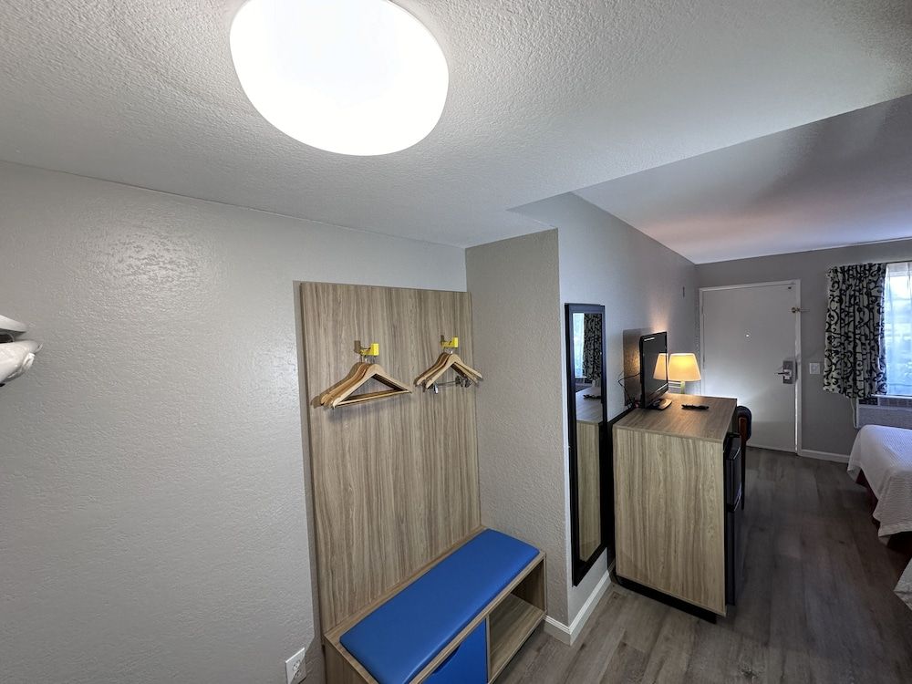 Room, 1 King Bed, Non Smoking
