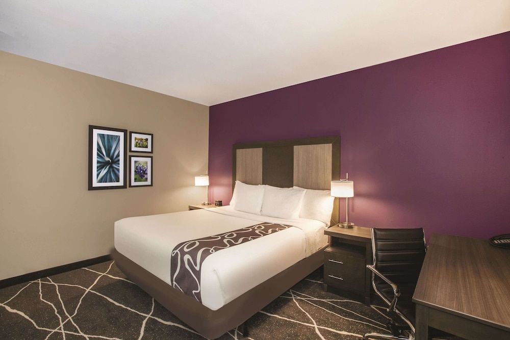 Deluxe Room, 1 King Bed, Non Smoking (Mobility/Hearing, tub w/grab bars)