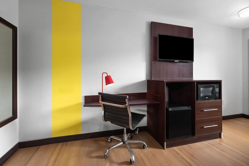 Super 8 by Wyndham Helen Room, 1 King Bed, Non Smoking 2