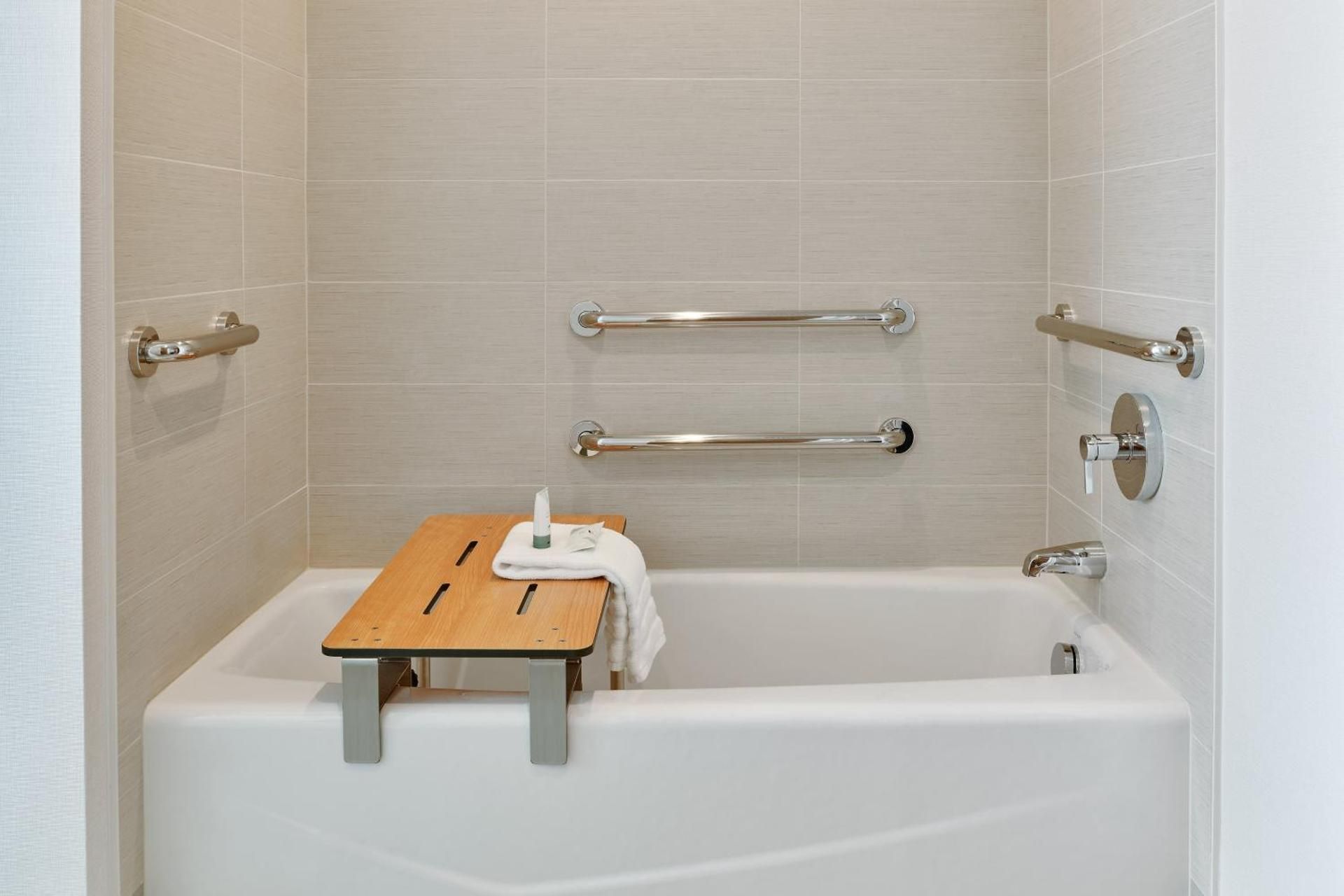 Traditional Queen Room with Two Queen Beds and Adapted Tub - Mobility Accessible