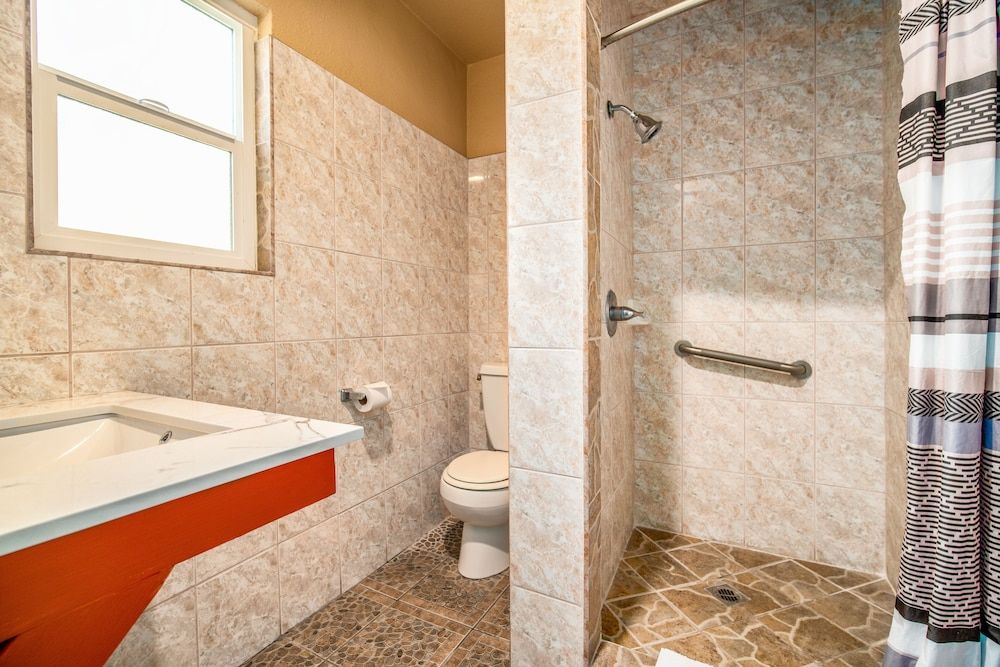 Geneva Motel Room, 1 Queen Bed 6