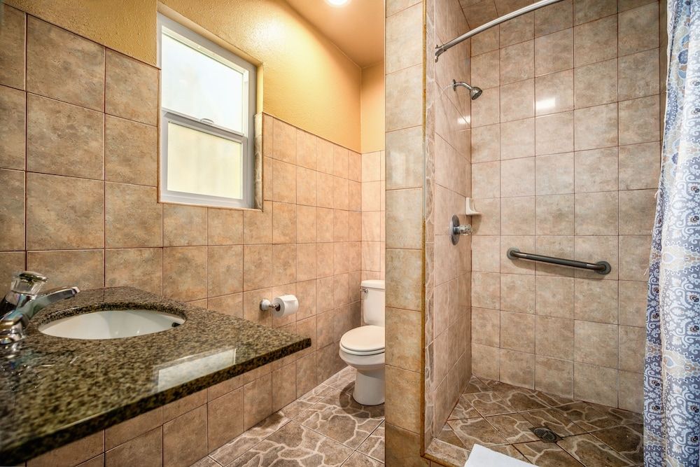 Geneva Motel Room, 1 Queen Bed 5