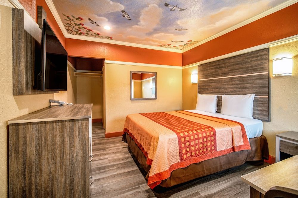 Geneva Motel Room, 1 Queen Bed 2