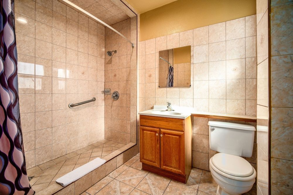 Geneva Motel Room, 1 King Bed 6