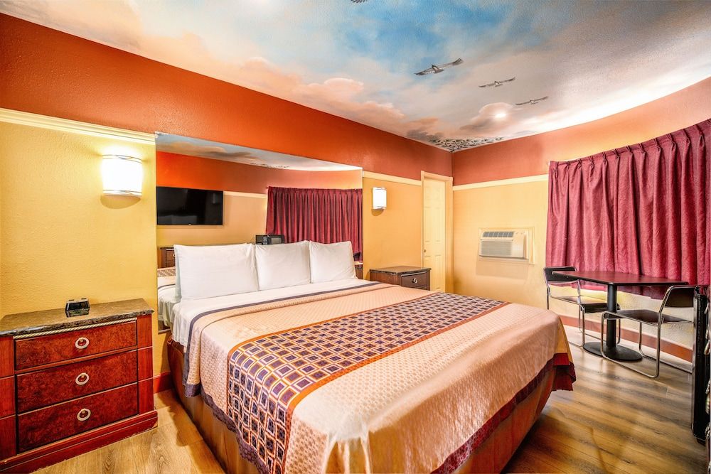 Geneva Motel Room, 1 King Bed 2