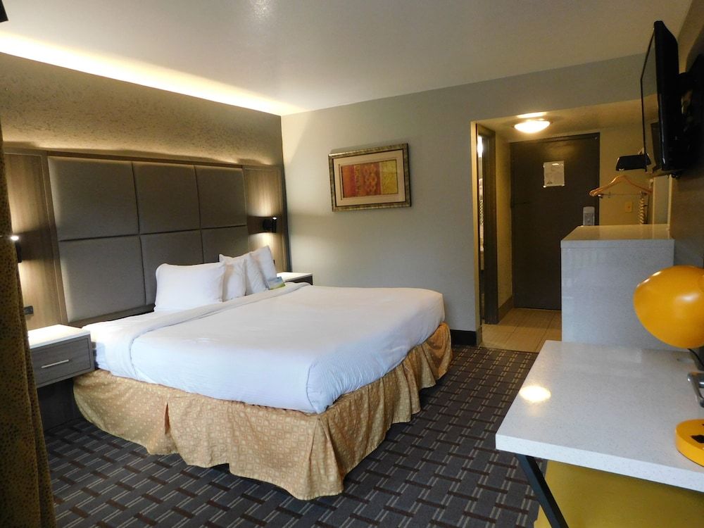 Deluxe Room, 1 King Bed, Non Smoking, Balcony