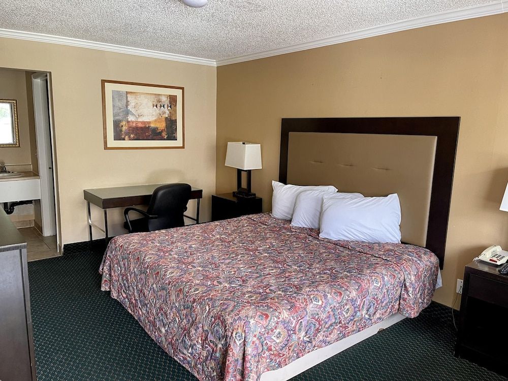 Basic Room, 1 King Bed, Non Smoking, Ground Floor