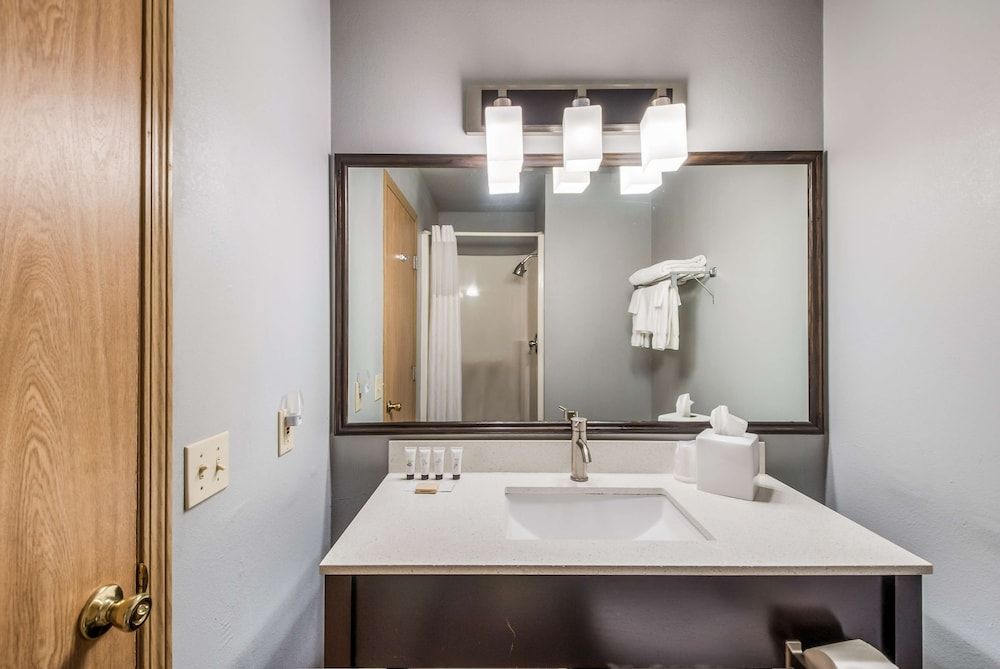 Red Lion Inn & Suites Sequim Room, 1 King Bed 6