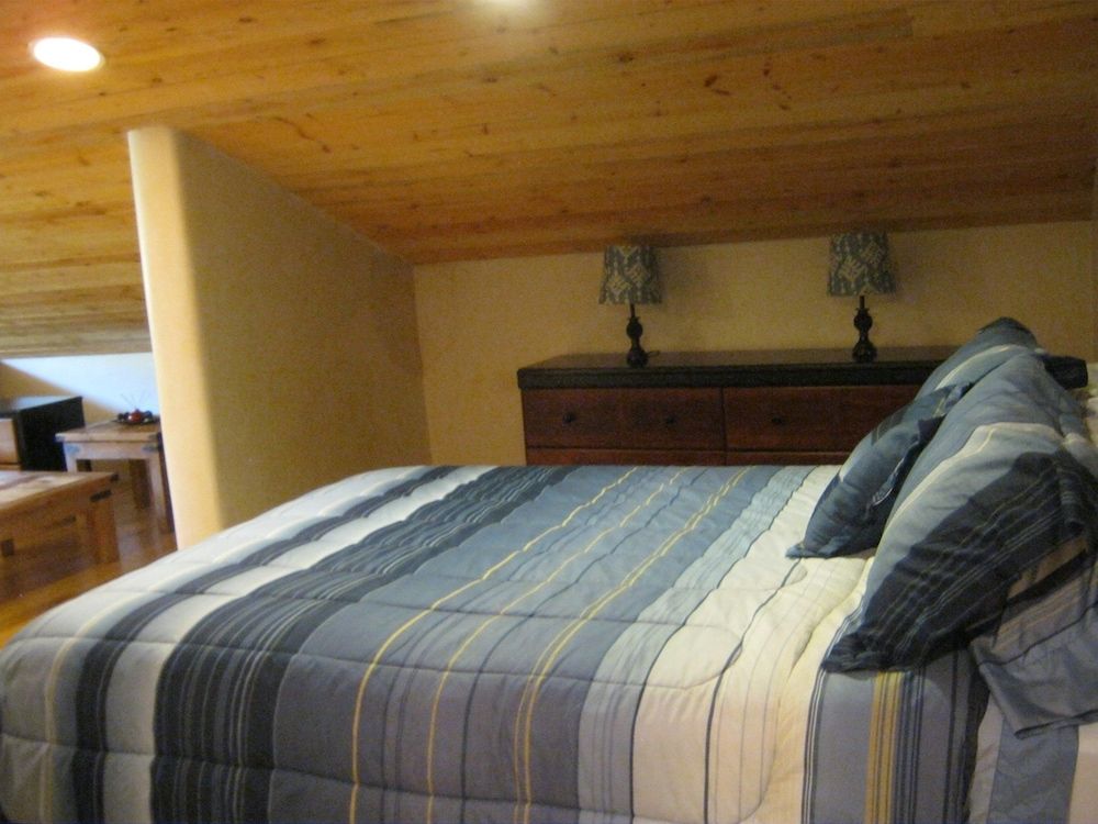 Luxury Pueblo Suite - 2 Bedrooms and Loft, 1 Bath ($125.00 Cleaning fee)