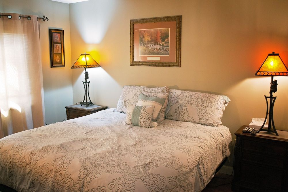 Gatlinburg Chateau Rentals Condo, 2 Bedrooms (201)