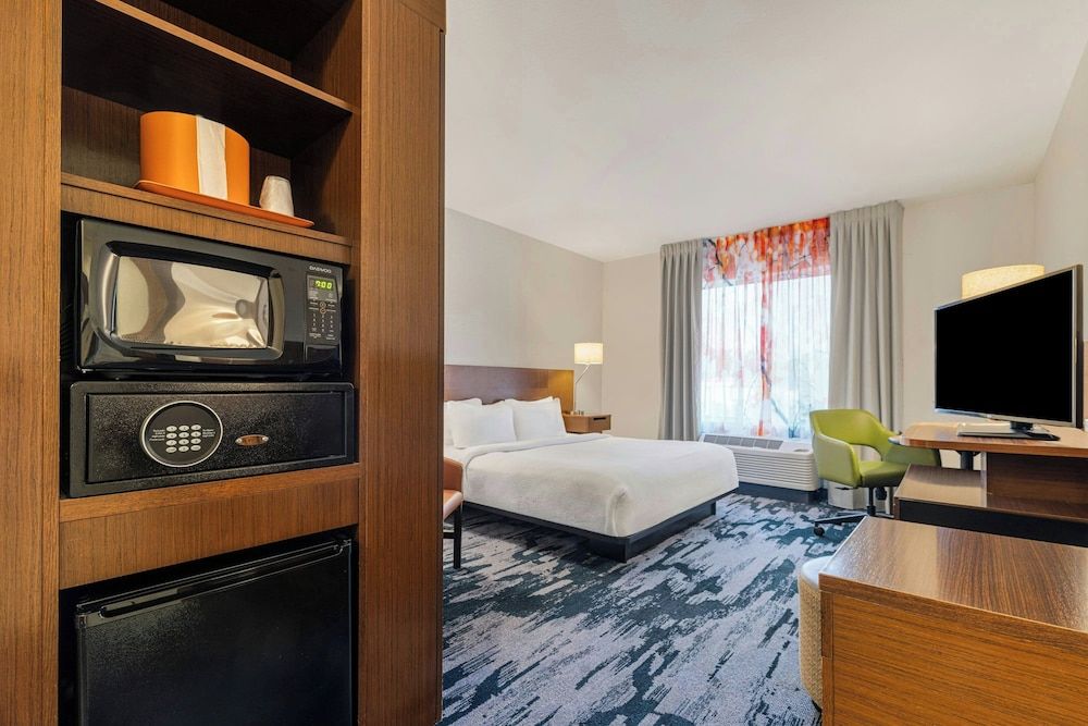 Room, 1 King Bed, Non Smoking (Mobility/Hearing Access, Roll-In Shwr)