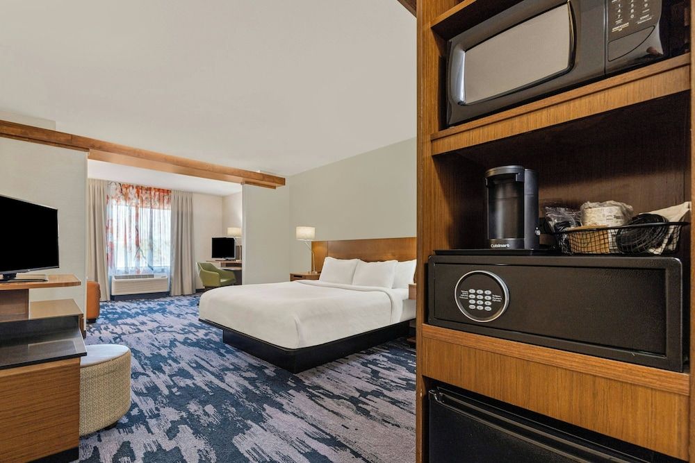 Suite, 1 King Bed with Sofa bed, Non Smoking