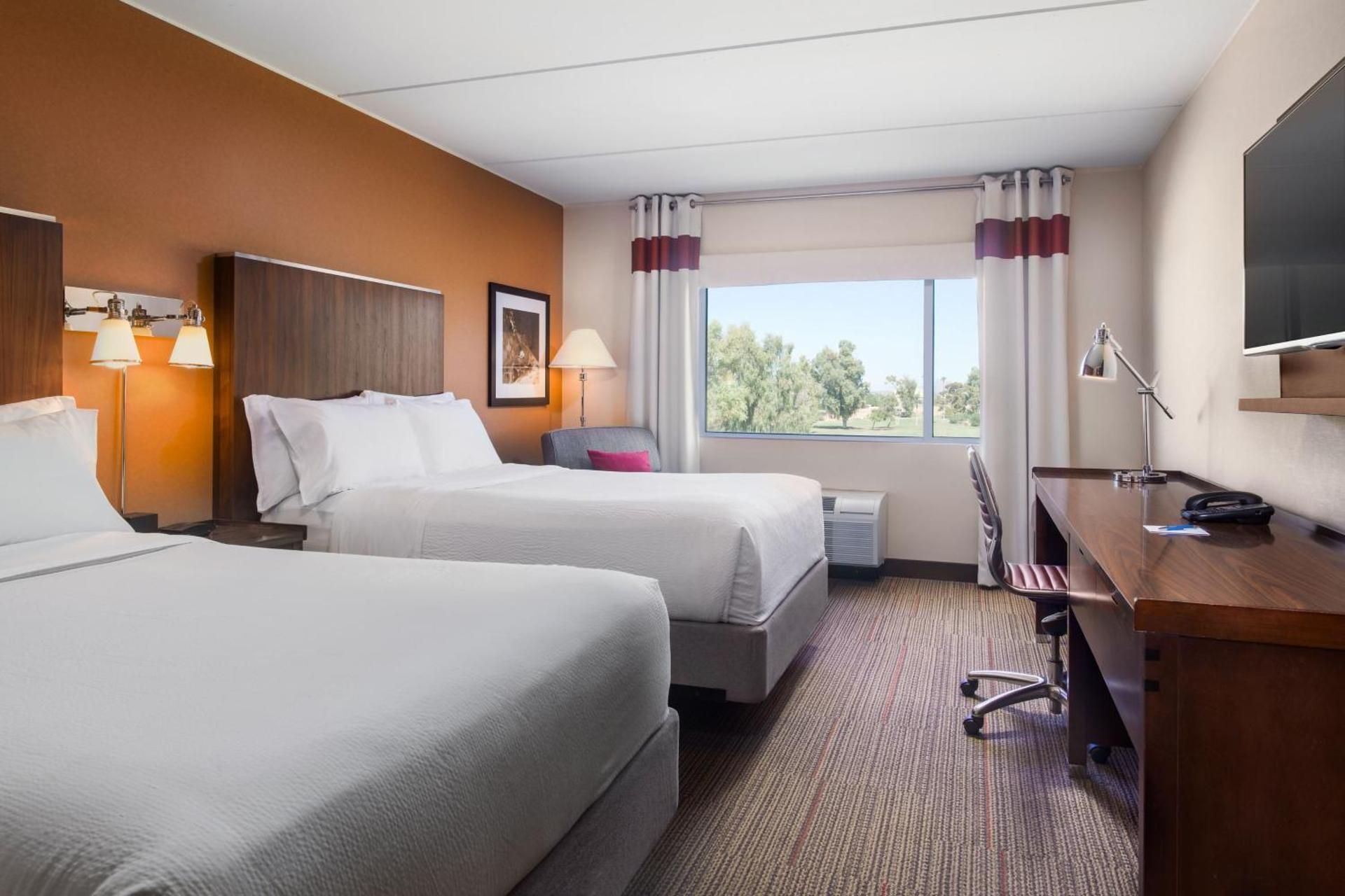 Double Room with Golf View and Roll-In Shower - Mobility Accessible