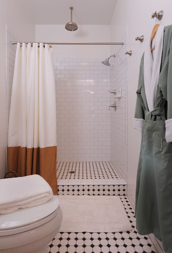 1906 Lodge Room, 1 King Bed (Historic Lodge) 4