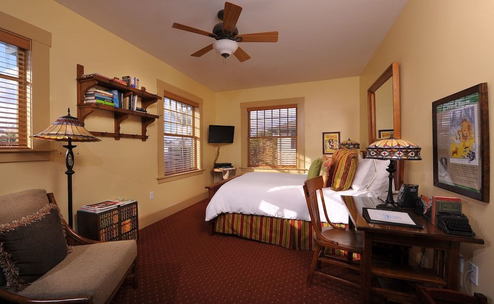 1906 Lodge Room, 1 King Bed (Historic Lodge)