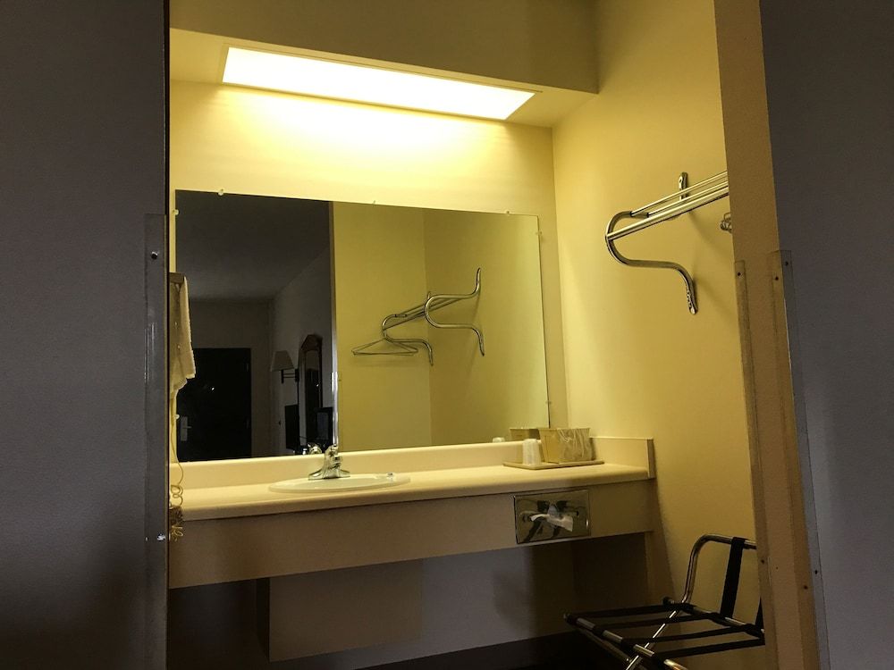 Rocky Creek Inn Superior Room, 1 King Bed, Non Smoking, Jetted Tub 4