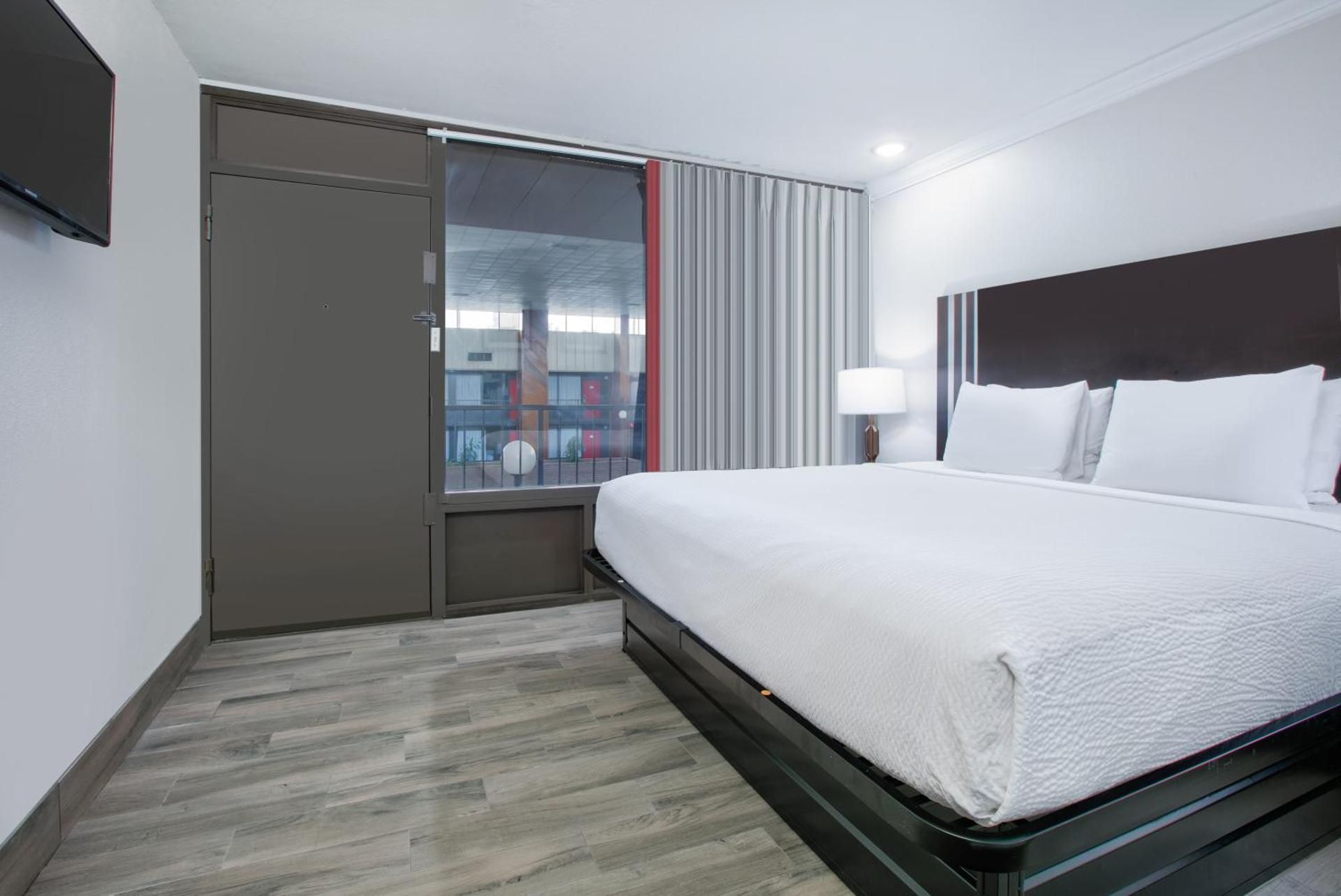 1 King Bed, Interior Suite, Poolside, Non-Smoking