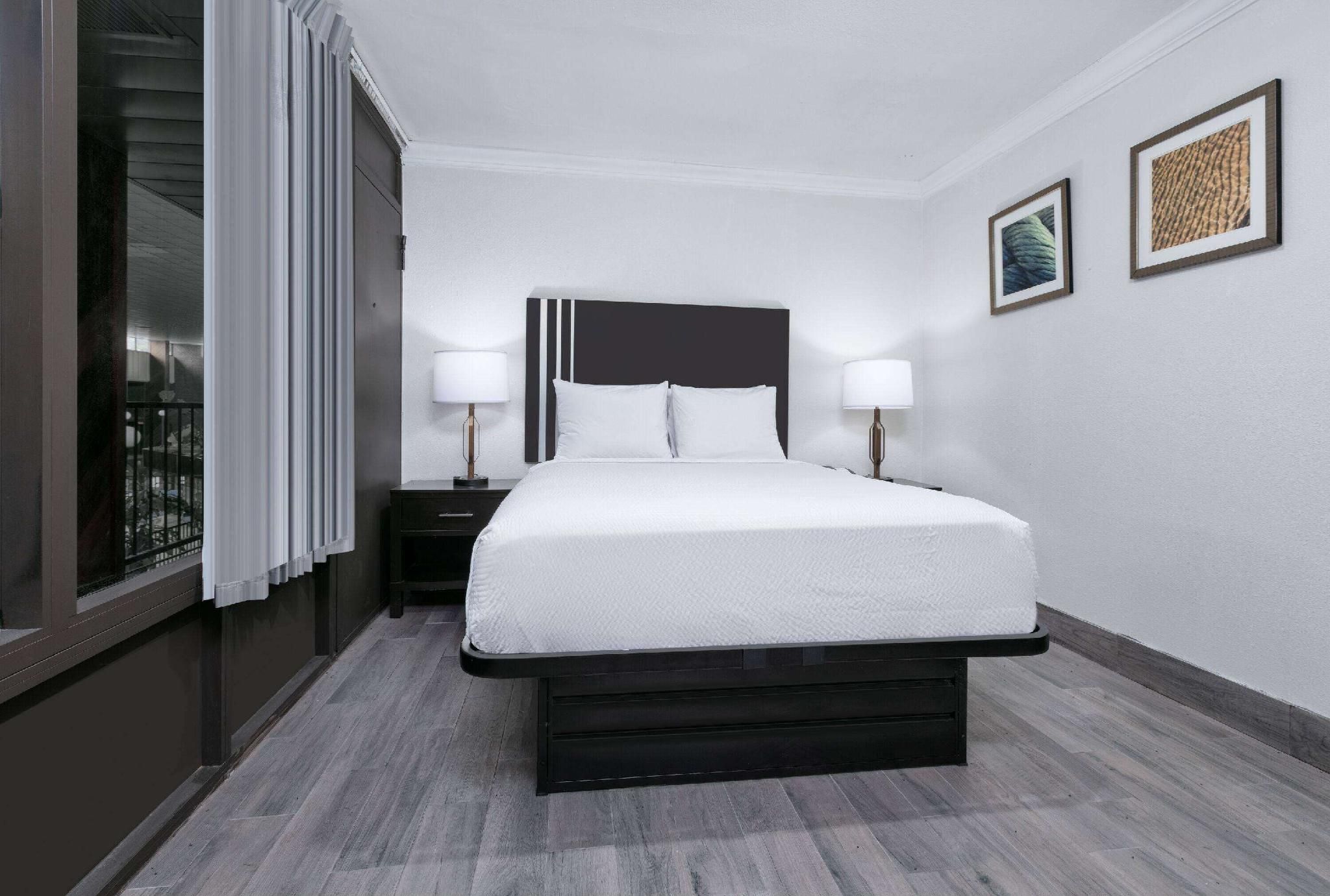 1 Queen Bed, Interior Suite, Poolside, Non-Smoking