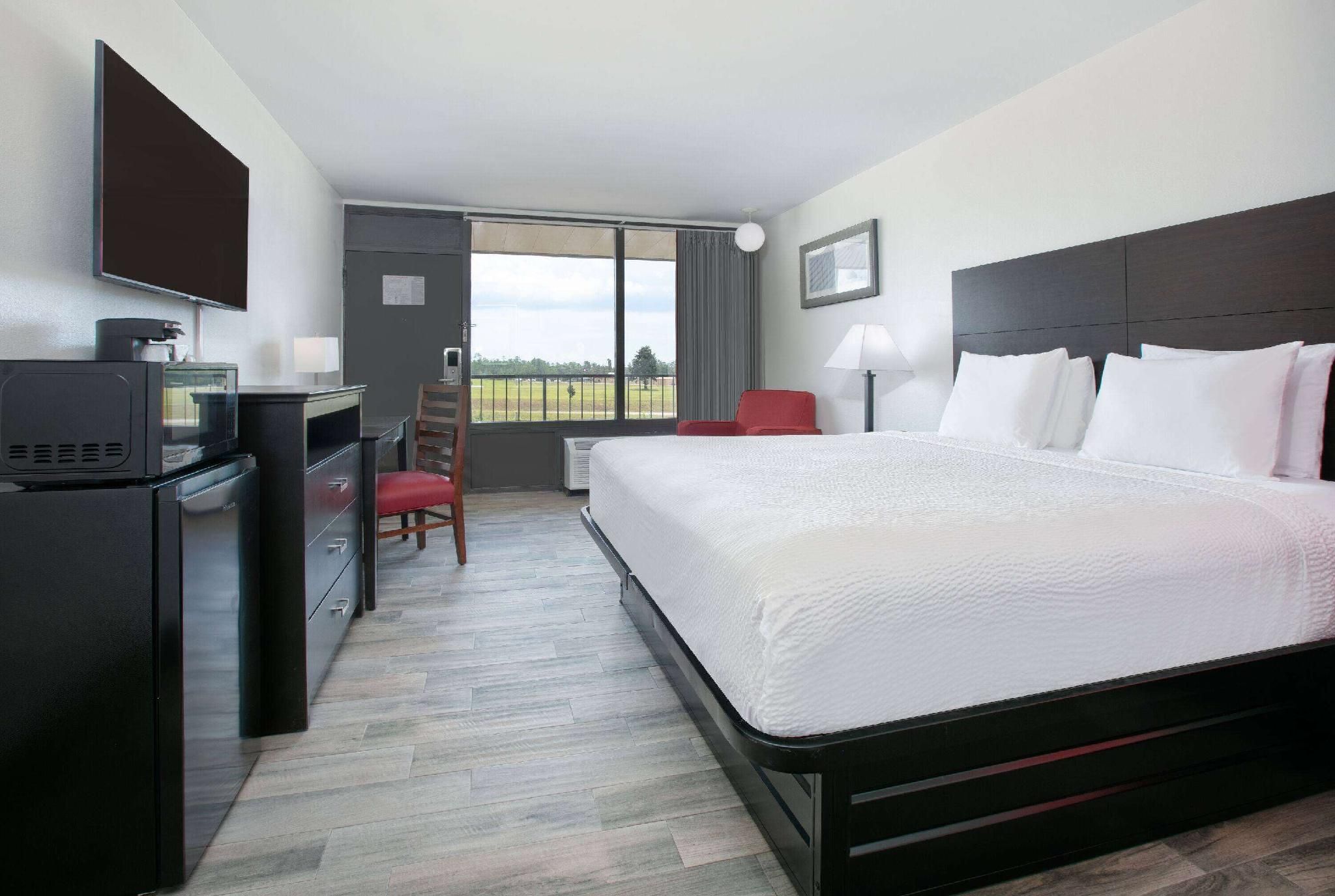 1 King Bed, Exterior Room, Pet-Friendly, Non-Smoking