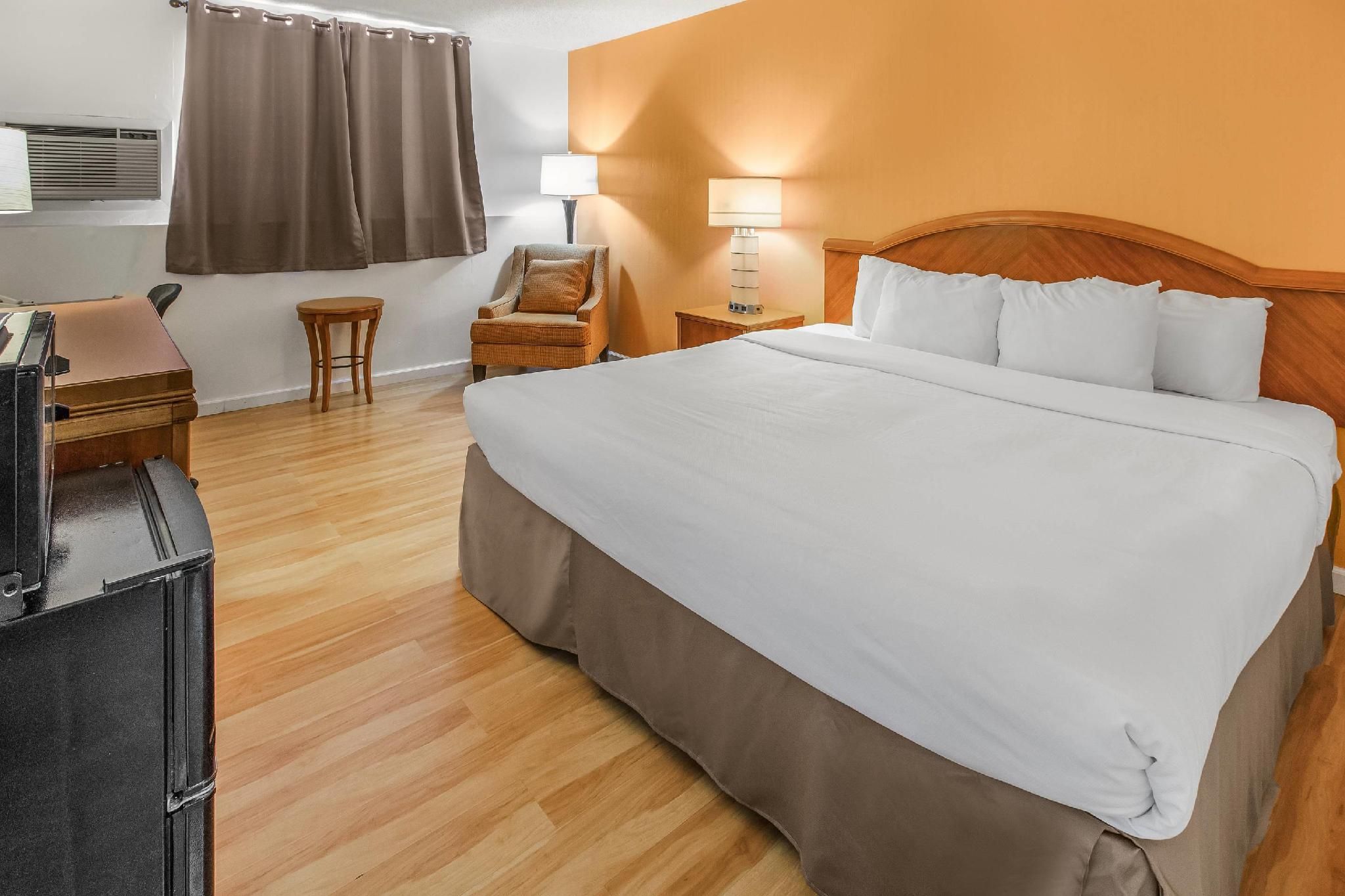 1 King Bed, Nonsmoking