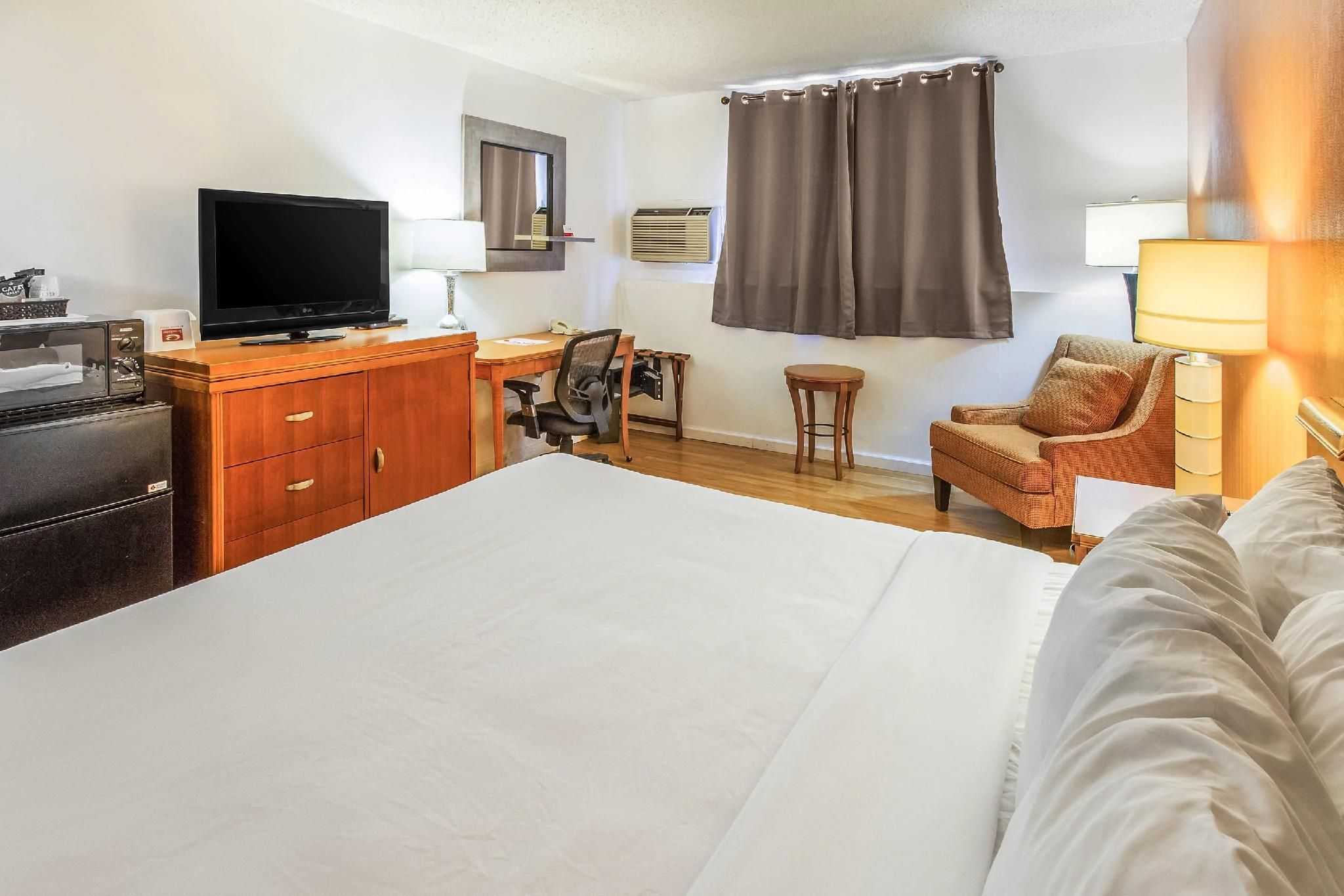 1 King Bed, Nonsmoking