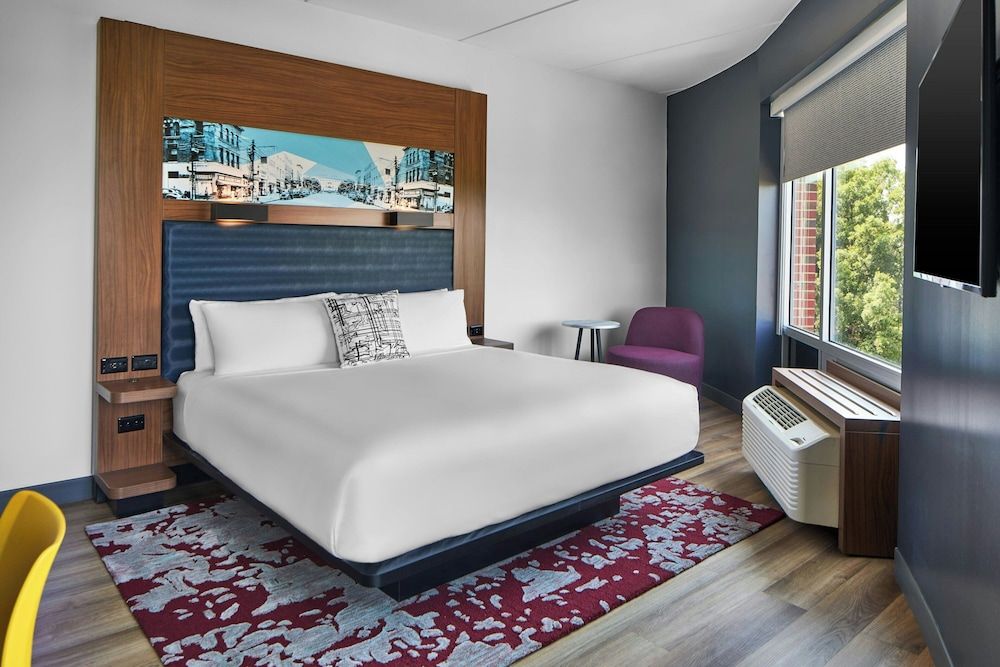 Spacious Savvy Room, 1 King Bed