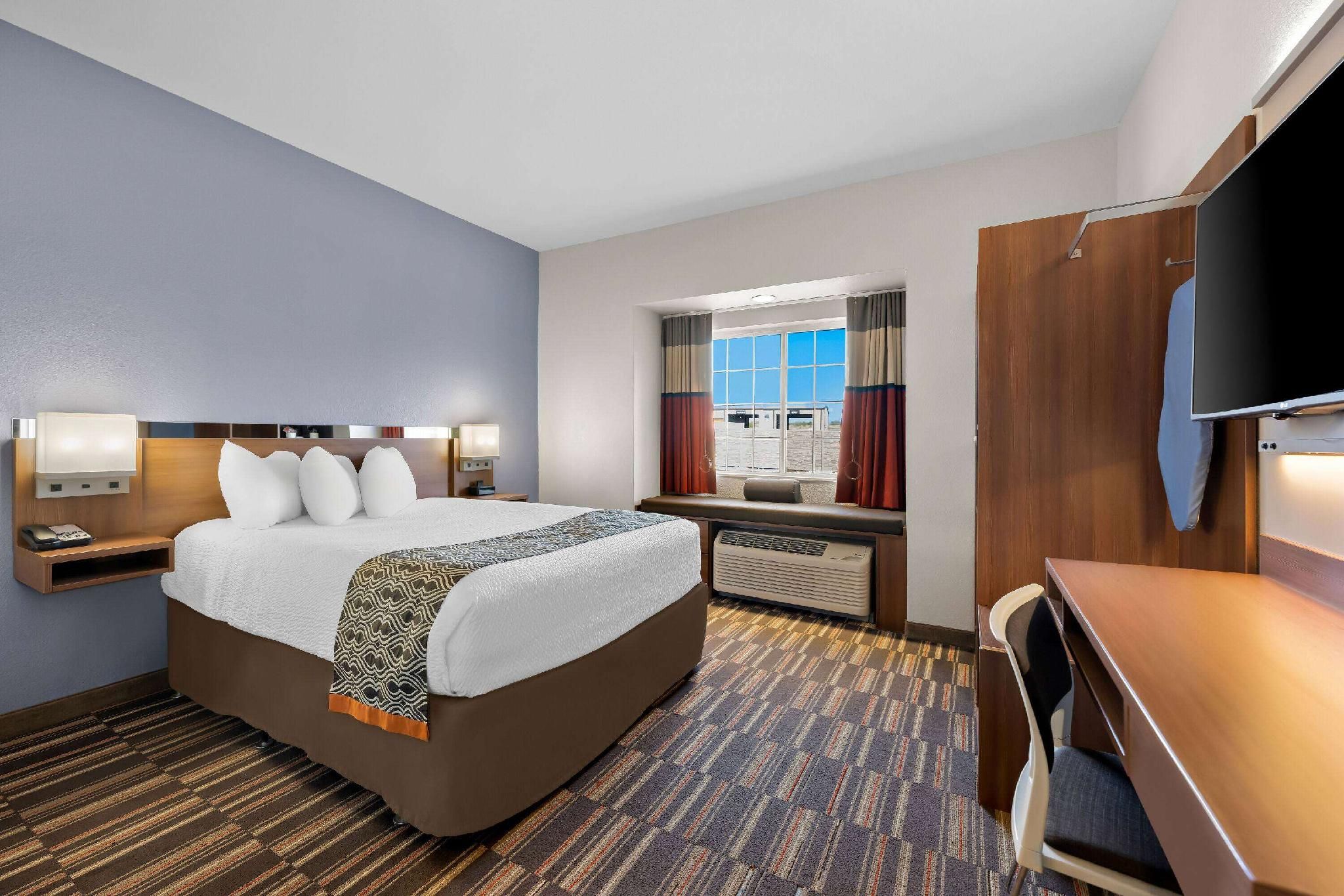 1 Queen Bed, Mobility/Hearing Accessible Room, Bathtub w/ Grab Bars, Non-Smoking