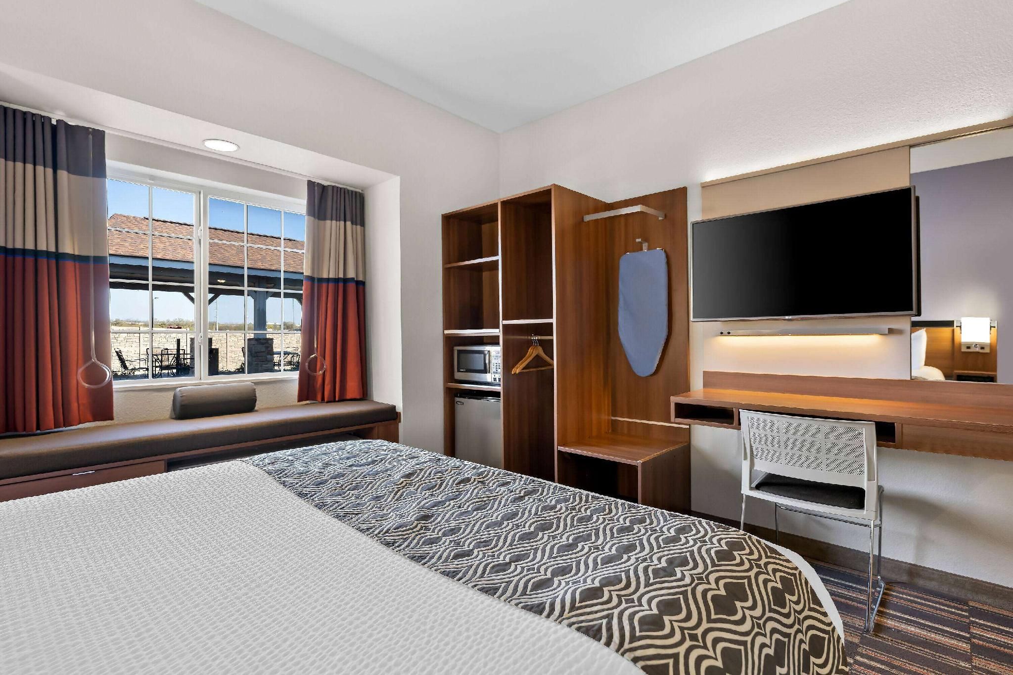 1 Queen Bed, Mobility/Hearing Accessible Room, Bathtub w/ Grab Bars, Non-Smoking