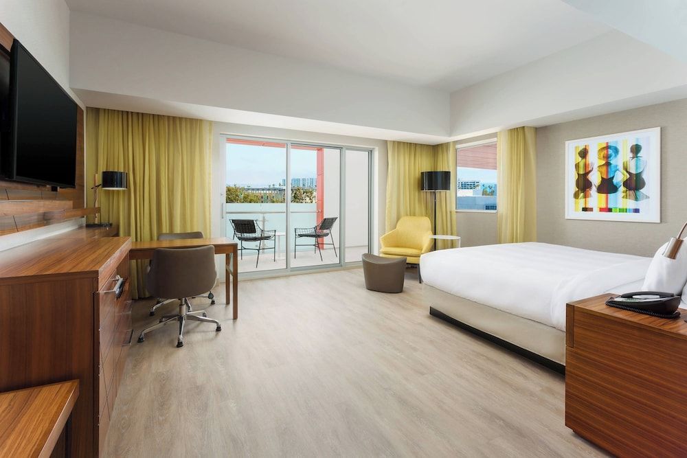Studio, 1 King Bed, Balcony (Mobility/Hearing Accessible, Tub)