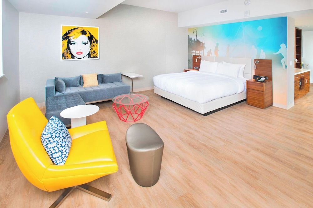 Executive Suite, 1 King Bed, Partial Ocean View, Corner