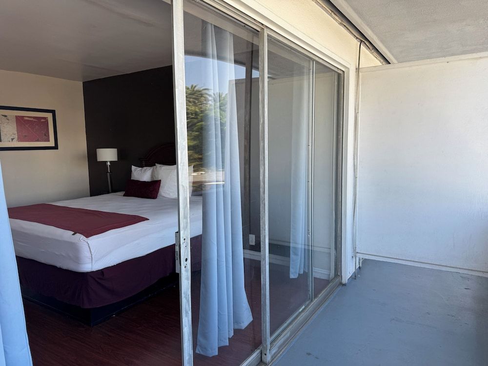 Standard Room, 1 King Bed, Balcony