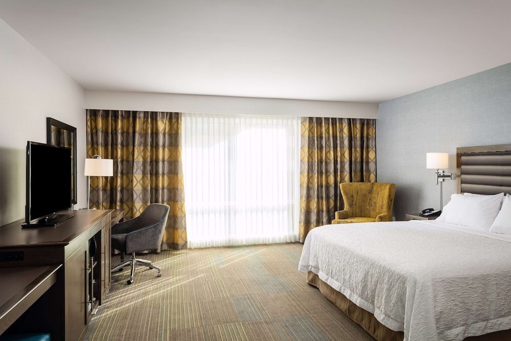 Hampton Inn & Suites by Hilton Seattle/Northgate Room, 1 King Bed, Non Smoking