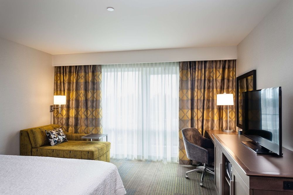 Hampton Inn & Suites by Hilton Seattle/Northgate Room, 1 King Bed, Non Smoking 2