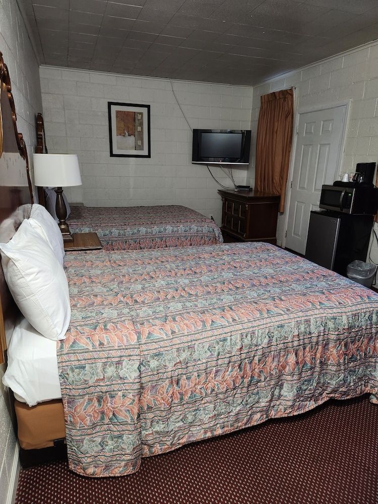 A Nights Inn Deluxe Room, 2 Queen Beds 2