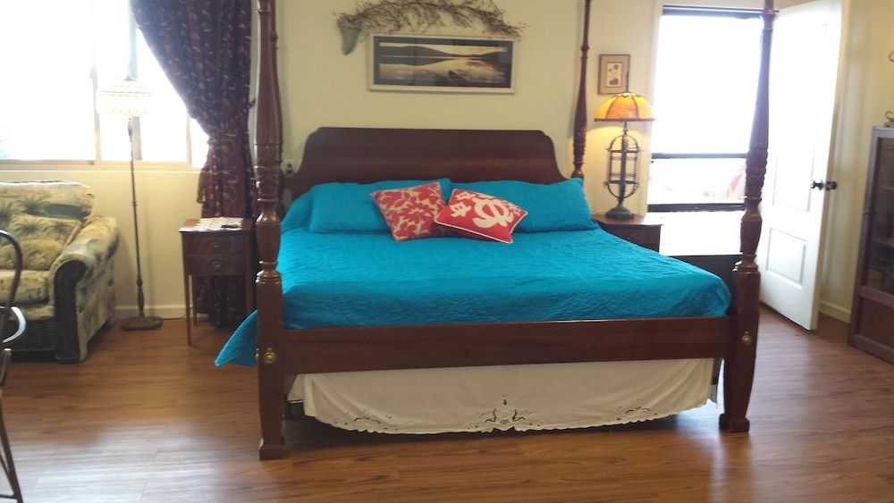 Comfort Room (King Suite, no breakfast, private oce)