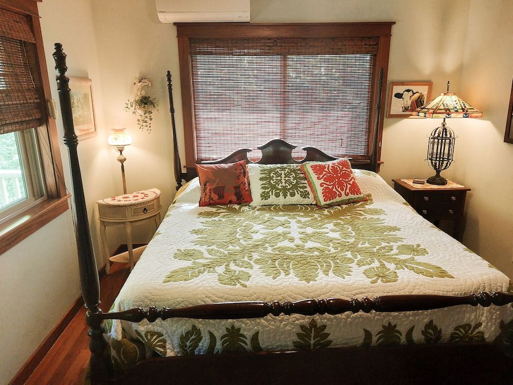 King Room (Mountain View, Private Bath)
