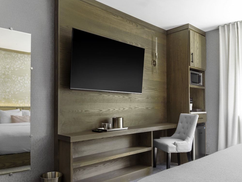 voco Niagara Falls - The Cadence by IHG Room, 1 King Bed, Roll-in Shower (Communications, Mobil, Roll-In Shower) 7