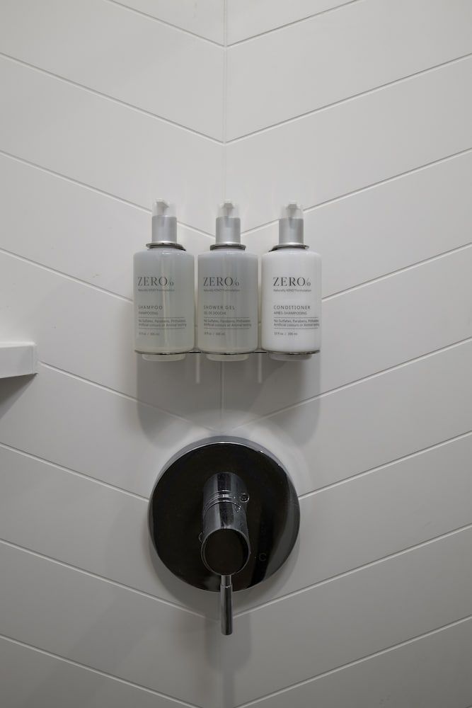 voco Niagara Falls - The Cadence by IHG Room, 1 King Bed, Roll-in Shower (Communications, Mobil, Roll-In Shower) 4