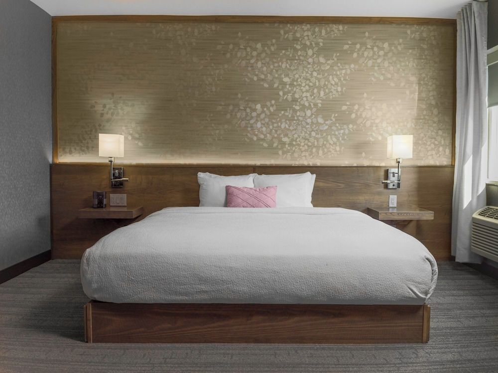 voco Niagara Falls - The Cadence by IHG Room, 1 King Bed, Roll-in Shower (Communications, Mobil, Roll-In Shower) 3