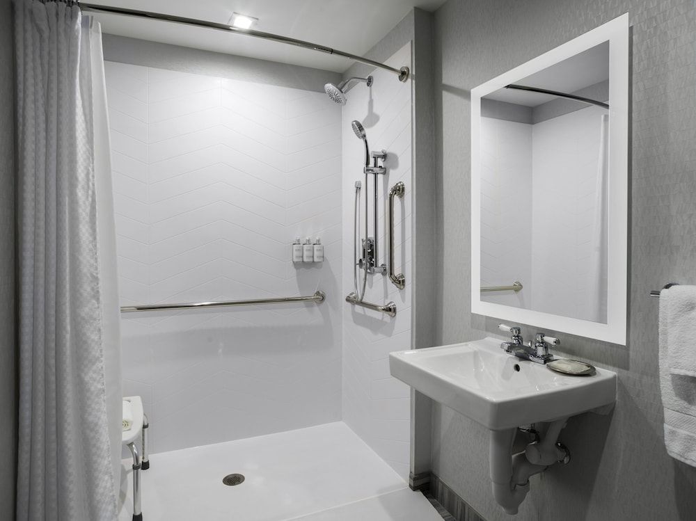 voco Niagara Falls - The Cadence by IHG Room, 1 King Bed, Roll-in Shower (Communications, Mobil, Roll-In Shower) 5