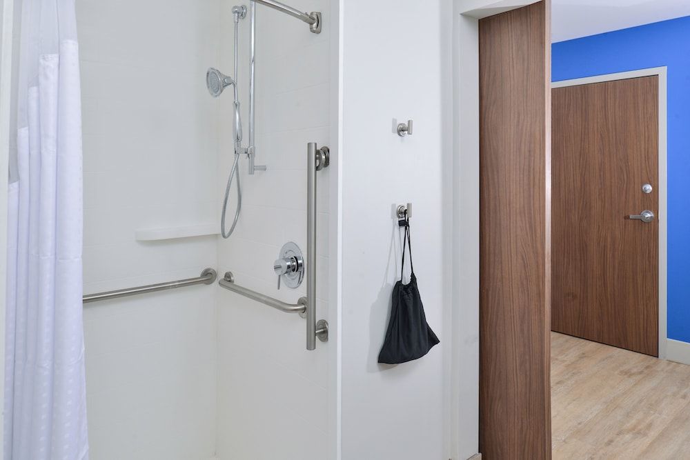 Standard Room, 2 Queen Beds, Accessible (Comm & Mobil, Roll-In Shower)