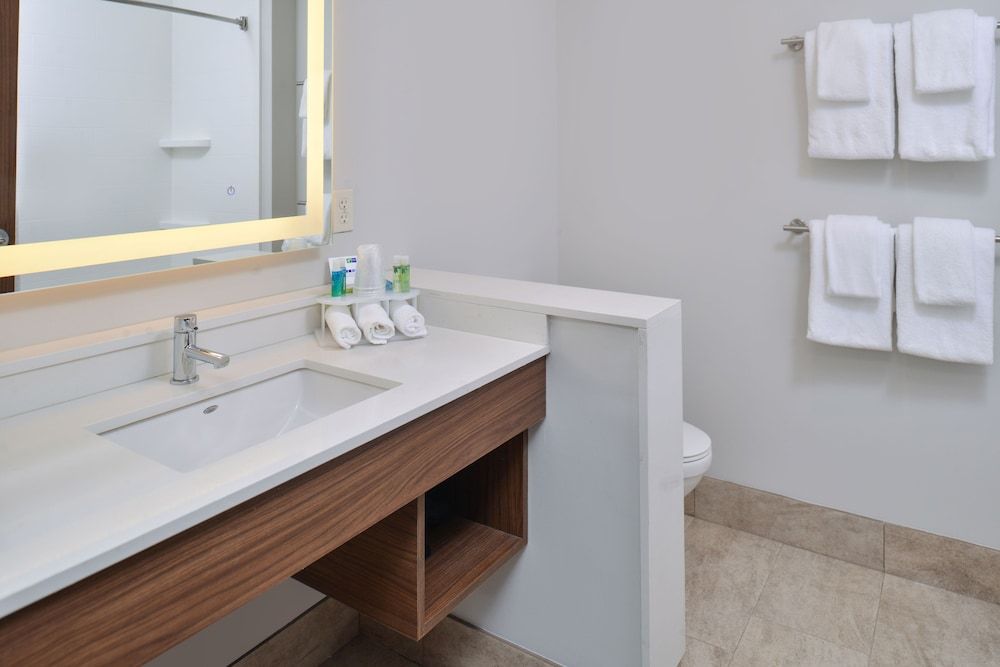 Standard Room, 1 King Bed, Accessible (Communication)
