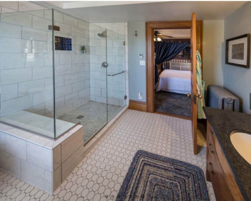 McConnell Inn Room, Non Smoking, Private Bathroom (Dartford Room) 4