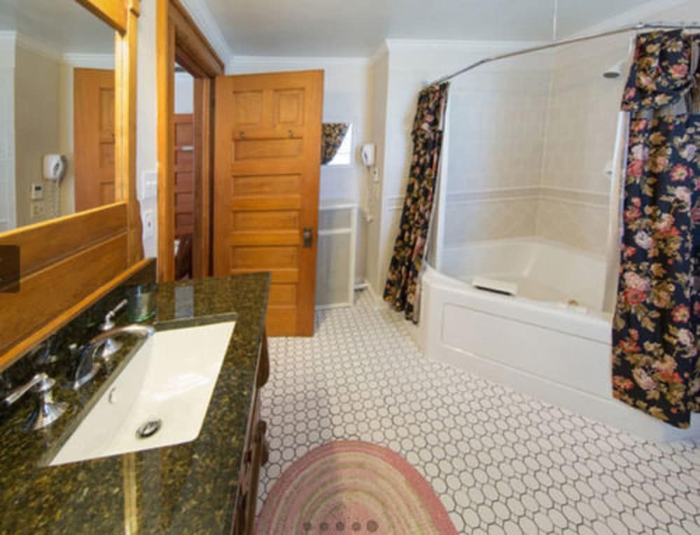 McConnell Inn Room, Non Smoking, Private Bathroom (Turret Room) 4