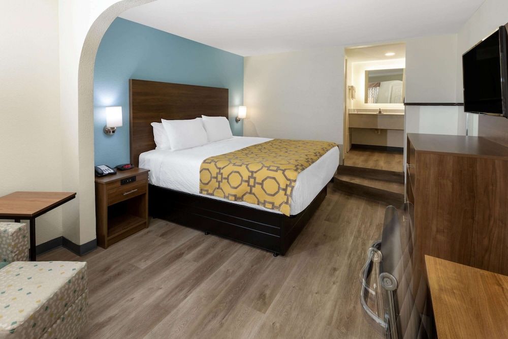 Room, 1 King Bed, Accessible, Non Smoking (Mobility Roll-In Shower)